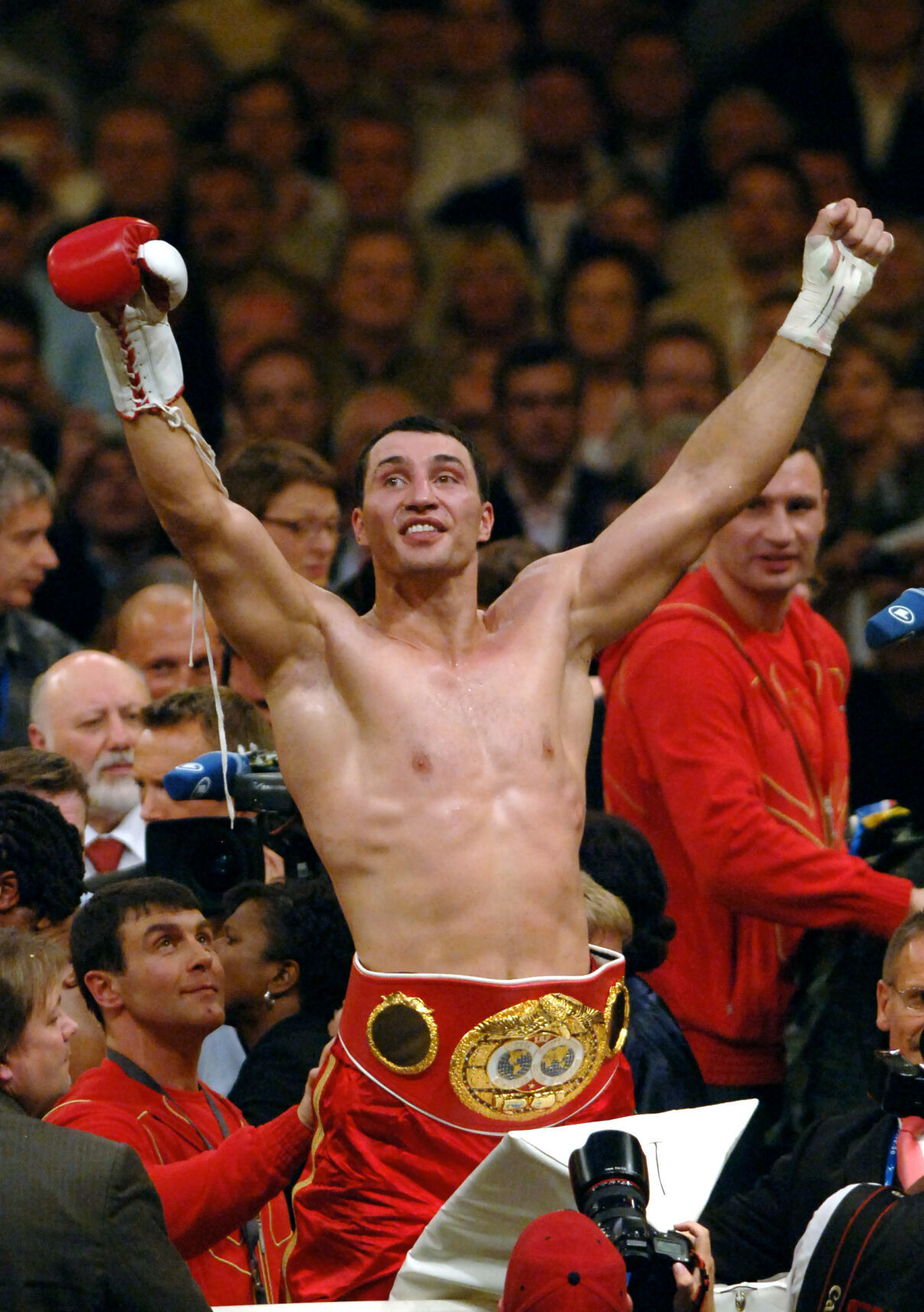 2006: Wladimir Klitschko stops Chris Byrd to gain IBF heavyweight title